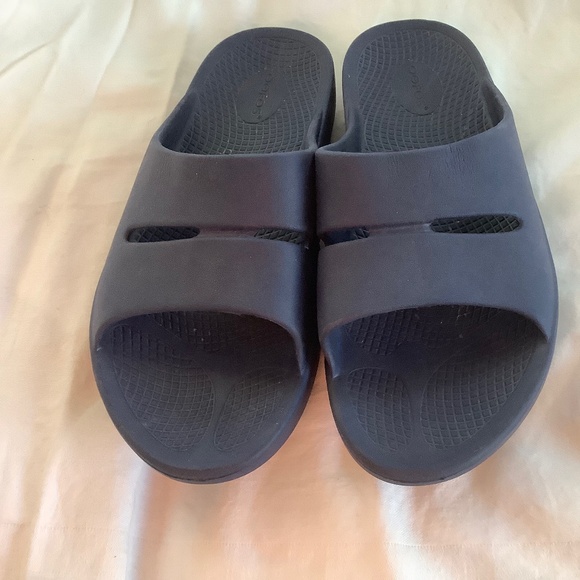 OOFOS OOahh Slide Sandals Lightweight Recovery,  Navy, Like New!   M9 W11 - Picture 1 of 3